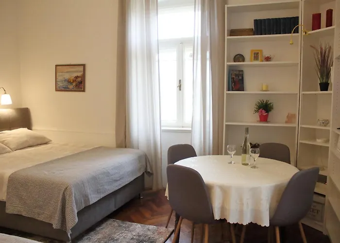 San Giuseppe アパート ロヴラン